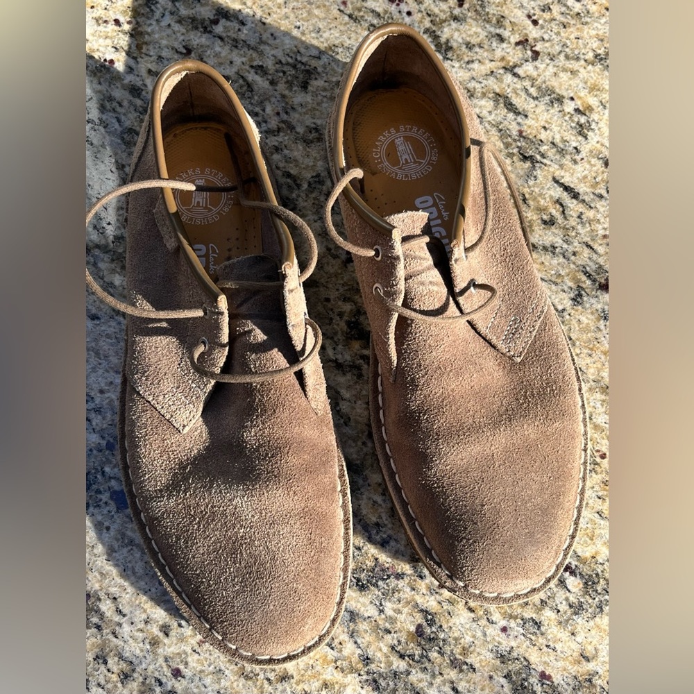 Clarks Original Dessert Shoes in Gray Beige Suede. Size 11